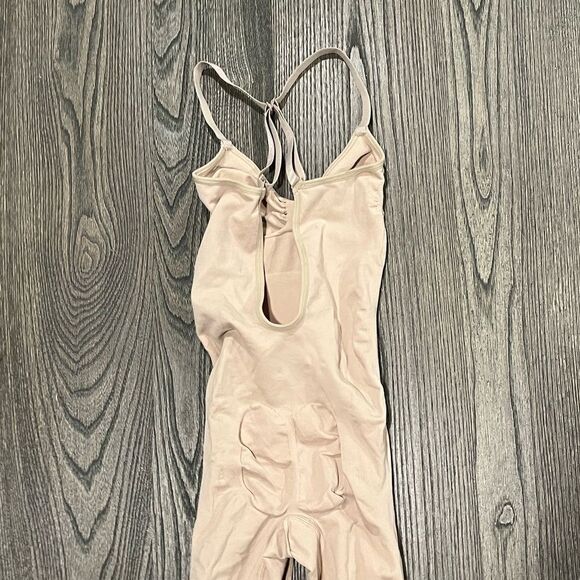 Skims Womens Shapewear Kim Kardashian Sculpting Bodysuit Mid Thigh Tan Size XS - Picture 5 of 7